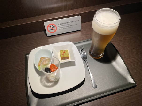 ラウンジ内でいただくビールとチーズ等のおつまみ