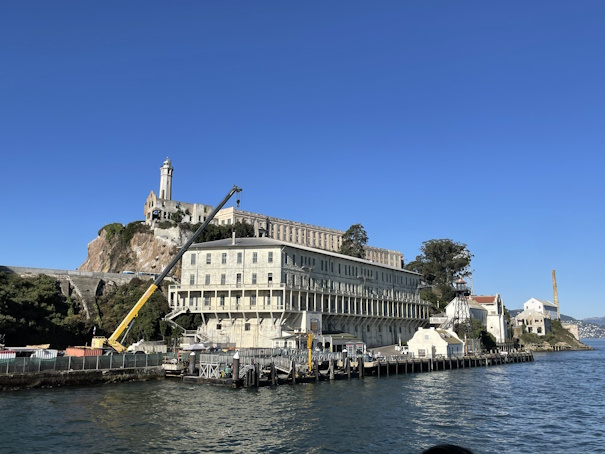 アルカトラズ島の建物と船着き場