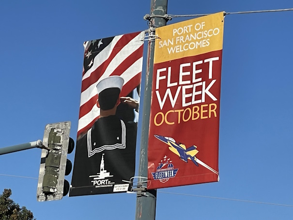 電柱にあったFLEET WEEK OCTOBERの掲示物