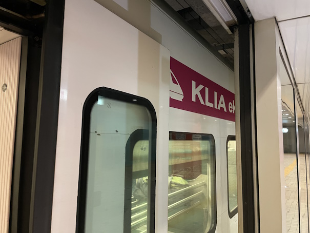 KLIA EKSPRESの車両、扉付近