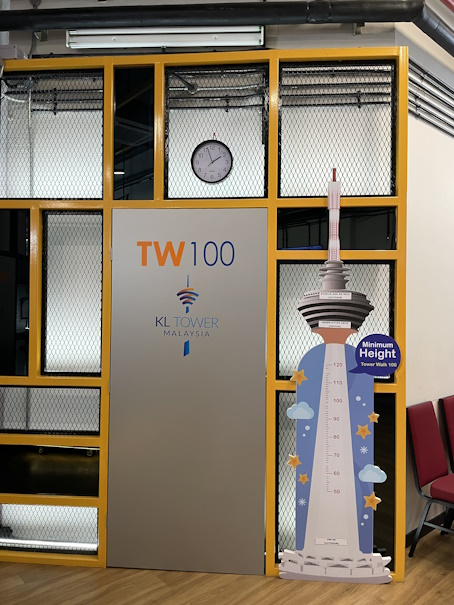 Tower Walk 100のロゴと説明オブジェ