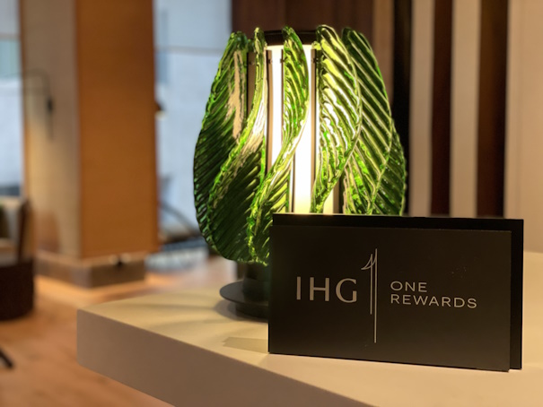 IHG ONE REWARDSの札と照明